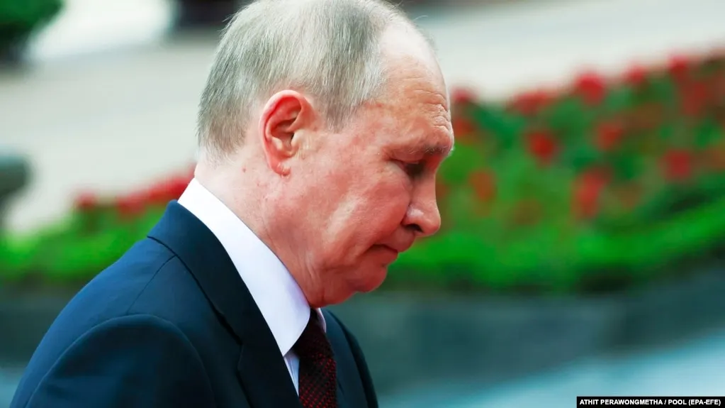 По данным свежих опросов ВЦИОМ и ФОМ, поддержка и доверие к президенту России продолжают снижаться седьмую неделю подряд, оставаясь на одном из самых низких уровней за последние четыре года.