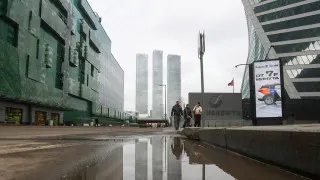 Большая часть российских работодателей до конца года заморозила расширение штата из‑за снижения спроса на продукцию и услуги, при этом дефицит кадров заметно ослаб, а компании переходят к частичной занятости вместо прямых сокращений.