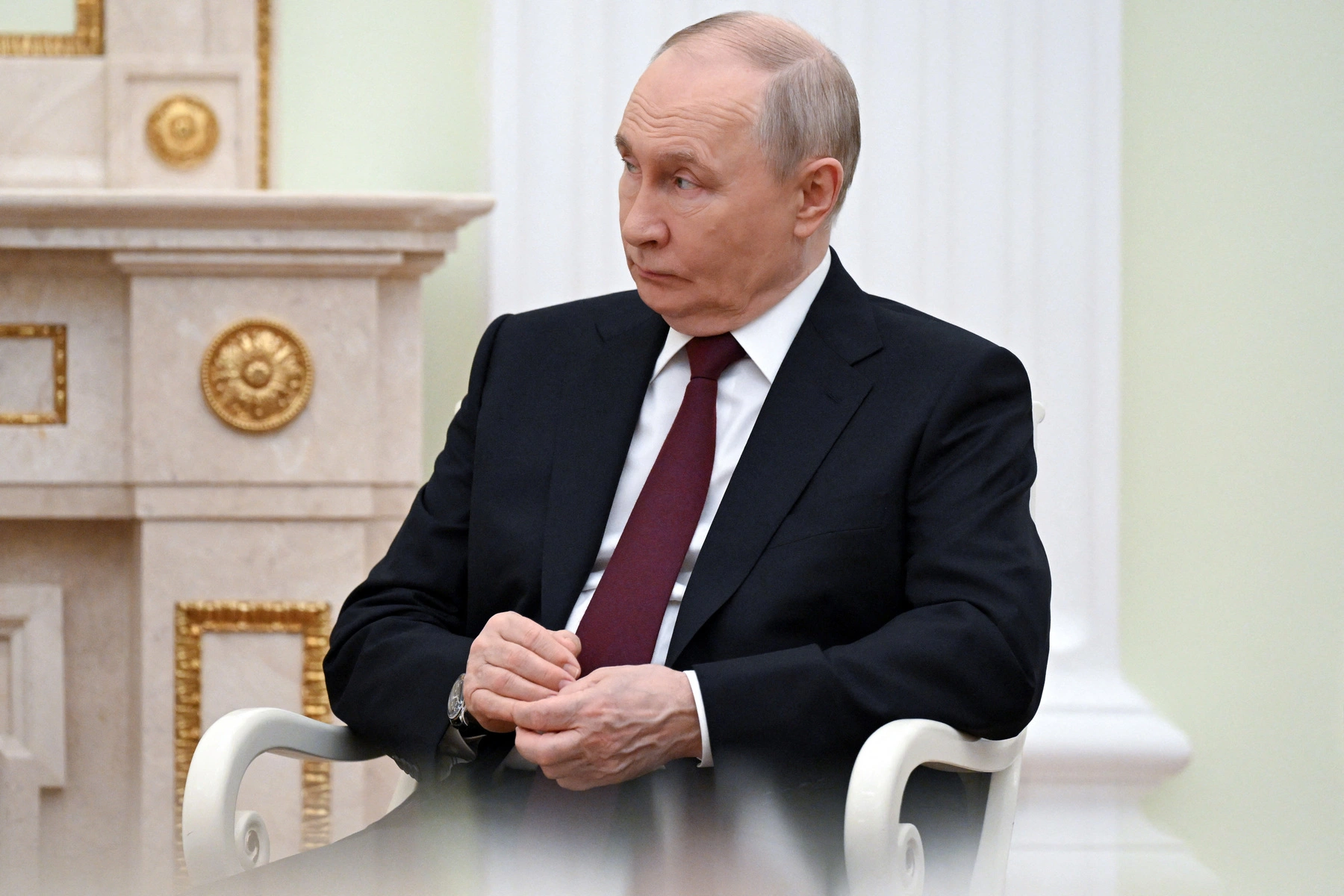 Мониторинг показал сотни однотипных комментариев провластных ботов во «ВКонтакте», которые объясняют шестинедельное падение рейтинга Владимира Путина «нормальной сезонной динамикой», ставят его показатели в сравнение с рейтингами западных лидеров и одновременно выражают сомнения в достоверности опросов ВЦИОМ.