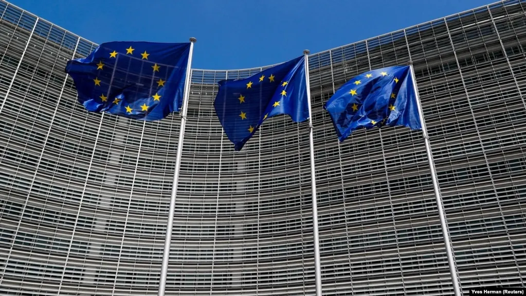 Совет ЕС ввёл санкции против медиаплатформы Euromore и Фонда поддержки и защиты прав соотечественников за рубежом, обвинив их в распространении российской пропаганды и подрыве ценностей Евросоюза.