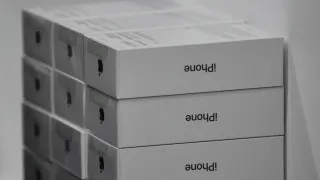 У российских продавцов скопились большие запасы флагманских смартфонов Apple и Samsung. На фоне снижения покупательной способности и просадки спроса на электронику сети вынуждены активно распродавать гаджеты со значительными скидками — до 30% от цены начала года.