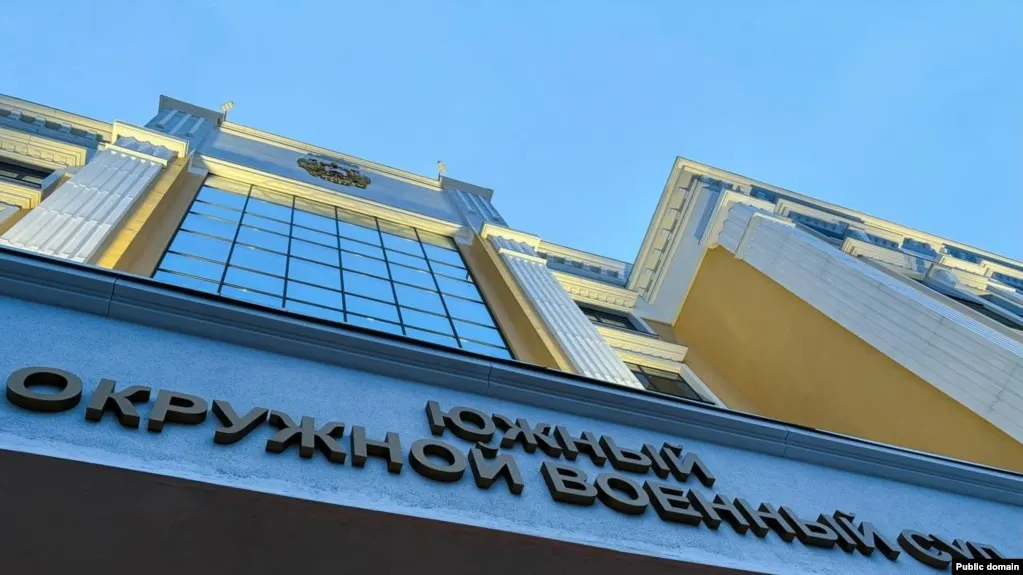 Южный окружной военный суд приговорил трёх молодых людей к срокам от восьми до десяти лет лишения свободы по делу о подготовке поджога военкоматов в Ростове-на-Дону. Их обвинили в покушении на теракт, при этом поджог так и не был реализован.
