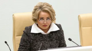 Председатель Совфеда Валентина Матвиенко назвала «обезлюживание территорий» стратегической угрозой и предложила рецепт спасения от депопуляции: россиянам, по её словам, нужно переселяться из мегаполисов в просторные дома по всей стране, заводить большие семьи и сажать цветы во дворах. Заявления прозвучали на фоне резкого падения рождаемости до минимумов за несколько десятилетий.