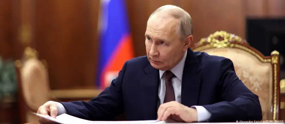 Новый закон меняет порядок антикоррупционного контроля: государство перестанет проверять сделки чиновников и их семей, совершенные до назначения на должность, а также добрачные доходы супругов, и разрешит указывать только общий семейный доход.