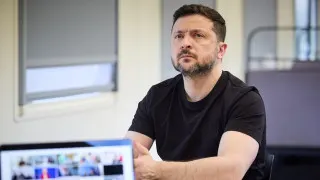Президент Украины Владимир Зеленский заявил, что ужесточение блокировок интернета и мессенджеров в России связано с подготовкой к масштабной мобилизации и возможному новому наступлению в Украине.