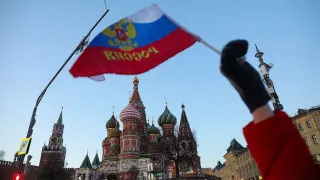 Просроченная задолженность российских компаний перед поставщиками и контрагентами выросла до 8,2 трлн рублей, что составляет почти 4% ВВП. Больше всего долгов накоплено в обрабатывающей промышленности и торговле, а причиной эксперты называют усиление налоговой нагрузки и сокращение бюджетных расходов.