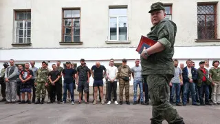 Минобороны подготовило поправки, позволяющие проверять военнослужащих на алкоголь непосредственно в части с помощью экспресс‑тестов и без направления в медучреждение. Инициатива связана с трудностями доставки личного состава на освидетельствование и участившимися сообщениями о наборе в армию людей с алкогольной зависимостью.