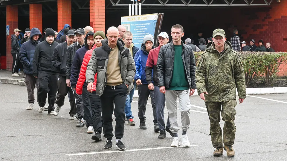 Правозащитники отмечают случаи, когда в электронном реестре воинского учёта появляются ограничения на выезд, и россиян снимают с рейсов или не пропускают через границу. Советы — обжаловать запреты и готовиться к судебным процедурам. Первый известный прецедент с дополнительными ограничениями фиксировали в Калининградской области.
