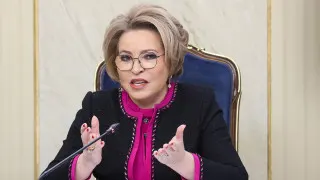 Спикер Совета Федерации Валентина Матвиенко на муниципальном форуме заявила, что «полноценная семья» должна включать маму, папу и пятерых детей, а для борьбы с вымиранием россиянам нужно переселяться в просторные дома по всей стране и благоустраивать дворы. На фоне её призывов официальная статистика фиксирует рекордное падение рождаемости и устойчивую естественную убыль населения.