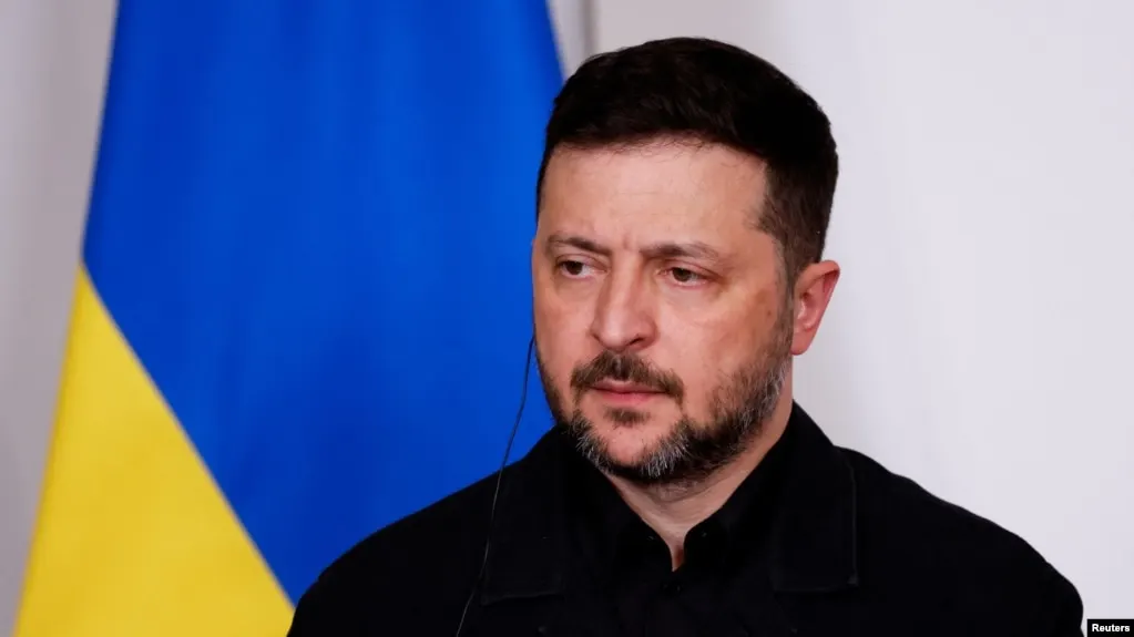 Президент Украины считает, что российская инициатива об остановке боёв на время празднований может быть тактическим приёмом для безопасного проведения парада, хотя он поддерживает меры, которые защищают гражданских и способствуют обмену пленными.