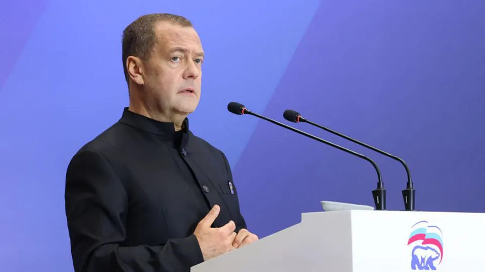 Зампред Совбеза Дмитрий Медведев предупредил о реальной возможности ядерной катастрофы, отметил роль ядерной триады и подчеркнул готовность России к диалогу на новых условиях. Срок действия СНВ‑III истёк.