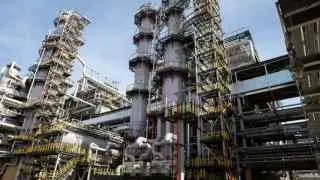 Сызранский нефтеперерабатывающий завод временно остановил ключевую установку первичной переработки нефти после атаки беспилотников; ремонт может занять до двух недель, а власти ужесточают контроль над производством топлива на фоне риска дефицита бензина.