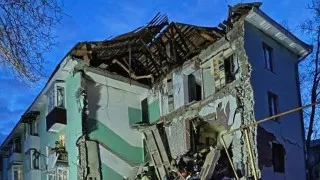 В Сызрани украинский беспилотник повредил четырехэтажный жилой дом, частично обрушив подъезд; из-под завалов спасены 11 человек, еще один удар пришёлся по десятиэтажке. Минобороны заявило о перехвате 155 дронов над несколькими регионами России, временно ограничивалась работа ряда аэропортов.