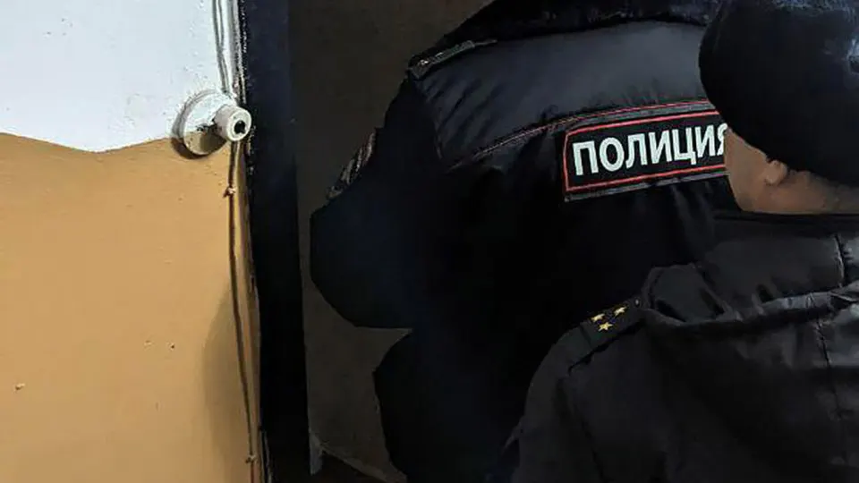 ФСБ задержала двух молодых людей, одного из них — несовершеннолетнего; возбуждено дело о хулиганстве. Инцидент произошёл на фоне масштабной блокировки Telegram в России и резкого роста скачиваний VPN-сервисов.