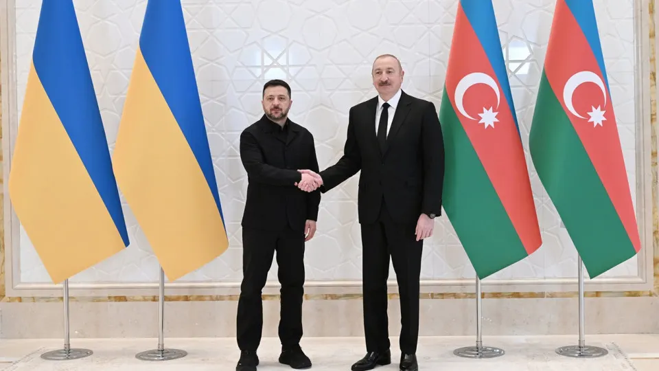 Президент Азербайджана Ильхам Алиев на встрече с Владимиром Зеленским подтвердил поддержку территориальной целостности Украины и сообщил о планах развивать совместное военно-техническое и экономическое сотрудничество, а также выразил готовность Баку стать площадкой для трехсторонних мирных переговоров.