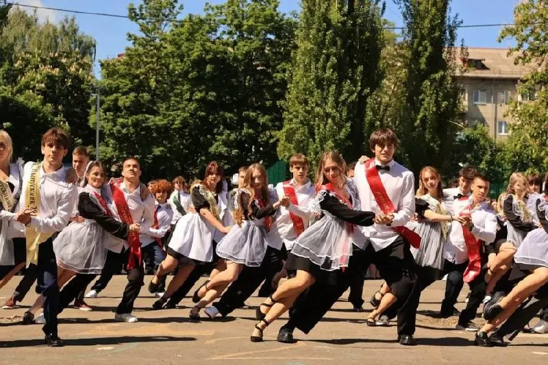 В 2026 году в Калининграде последний звонок прозвенел для 3 090 одиннадцатиклассников и 6 790 девятиклассников — это больше, чем в 2025 году.