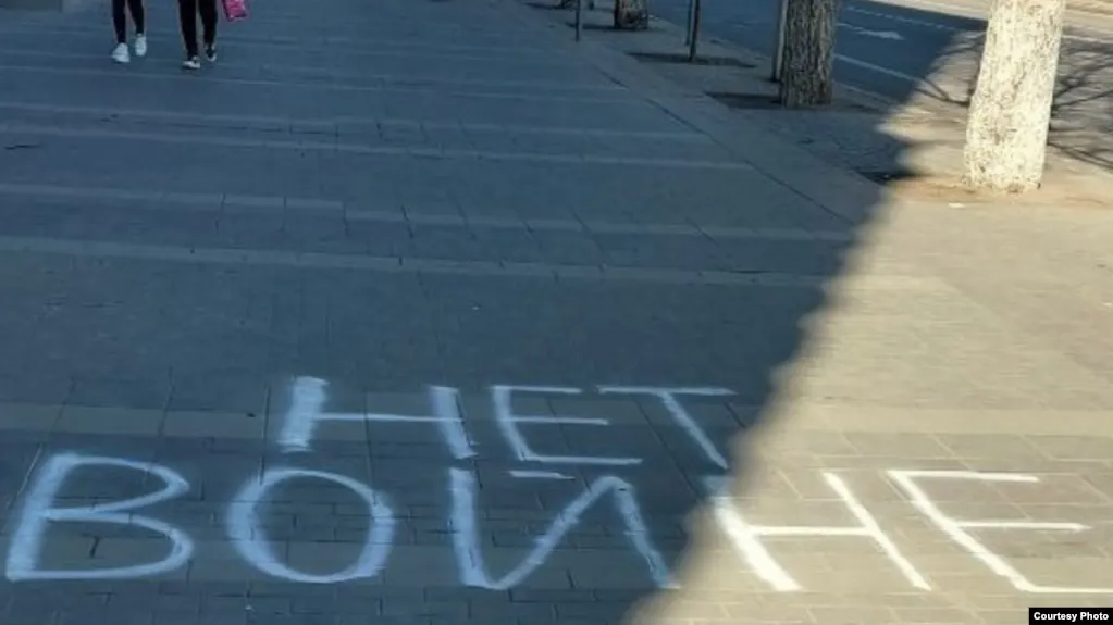 37‑летний калининградец Александр Окунев поджёг себя 24 февраля 2025 года у мемориала с вечным огнём; подробности стали известны лишь позже из доклада эстонской разведки.