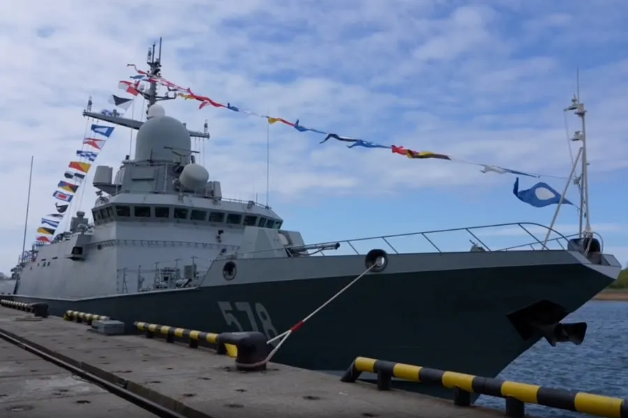 Малый ракетный корабль проекта «Каракурт» «Буря», вооружённый крылатыми ракетами «Калибр-НК» и современными комплексами ПВО и РЭБ, официально принят в состав Военно-морского флота после торжественной церемонии в Балтийске.