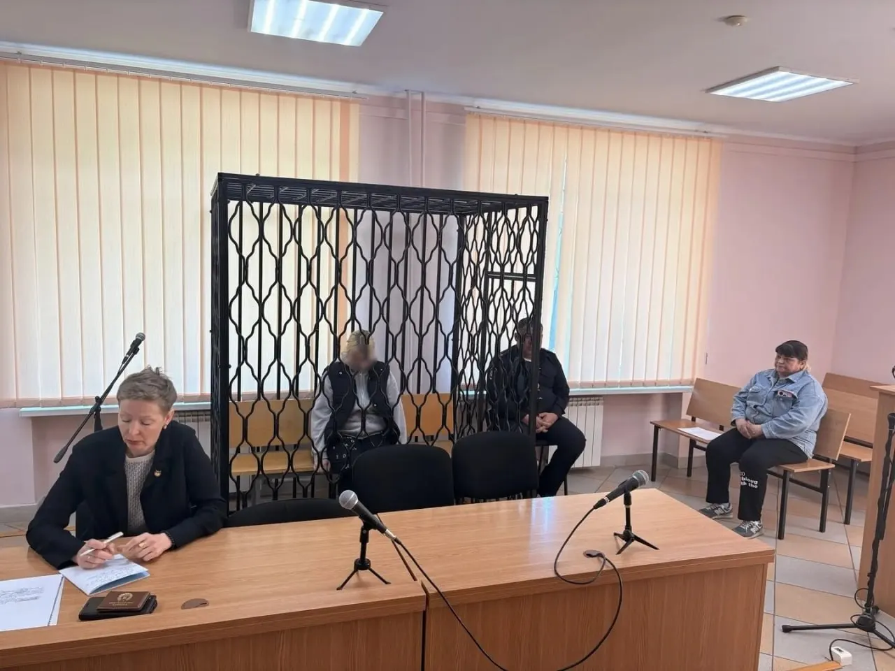 По версии следствия, рано утром 17 мая в доме в Мамоново женщина ударила ножом своего 47‑летнего отца; он скончался на месте. Подозреваемая арестована — СИЗО до 18 июля, ей грозит до 15 лет лишения свободы.