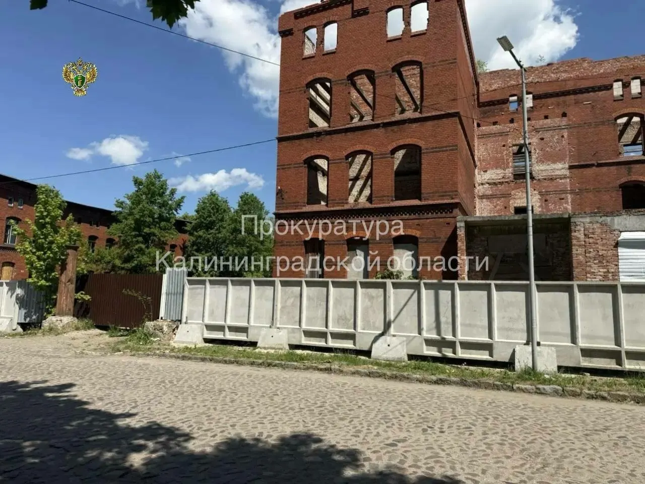 Инцидент произошёл 5 апреля на улице Тухачевского: здание было свободно доступно, после падения вход закрыли, пострадавшему выплатили 700 тысяч рублей.