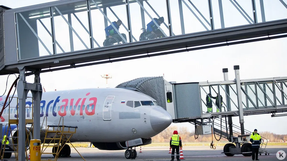 Льготные билеты из Калининграда продолжают продавать Smartavia, Nordwind и «Сибирь». Власти региона обсуждают дополнительное финансирование программы и увеличение доли льготных мест на рейсах.