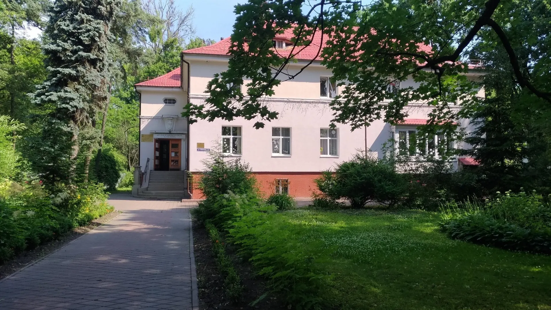 Все заявки на участие в тендере по ремонту кровли детской музыкальной школы им. Р. М. Глиэра в Калининграде отклонены: у претендентов не было уставов и были обнаружены расхождения в документах. Начальная цена контракта — 8,5 млн рублей.