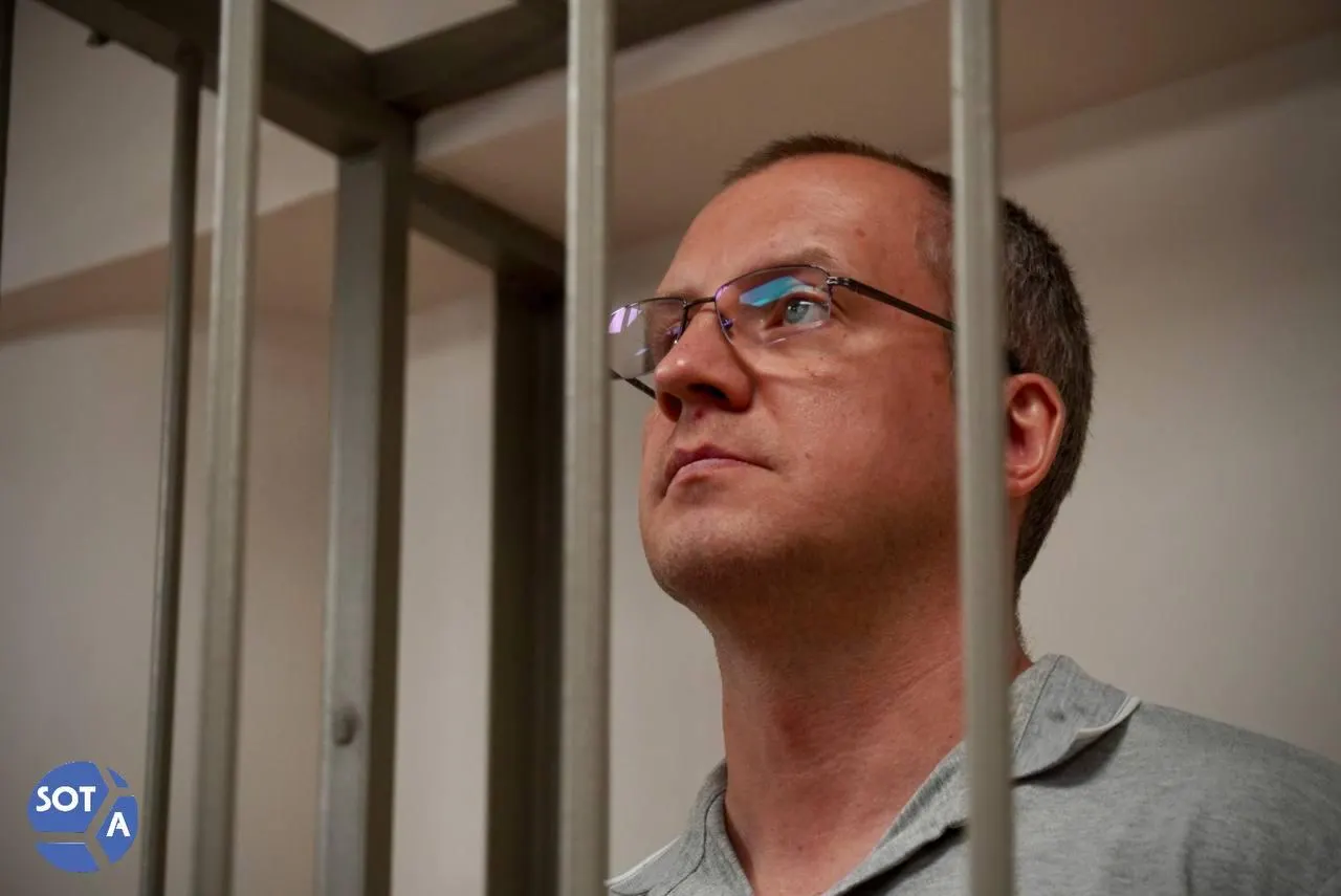 Солнцевский суд Москвы отправил под домашний арест до 28 июня адвоката Игоря Поповского — ему вменяют получение 6 млн рублей за обещание «решить» уголовное дело. Сам юрист признал вину; ранее он защищал фигурантов политических дел.