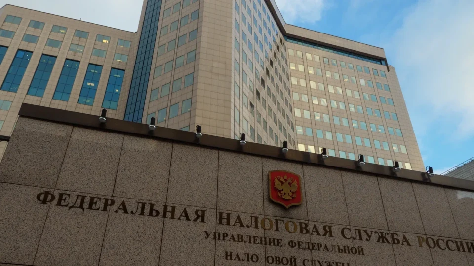 Налоговые органы активнее реагируют на случаи закрытия и повторного открытия ИП, которые предприниматели используют для обхода новых порогов по НДС. Это грозит доначислениями, пени и штрафами на значительные суммы.