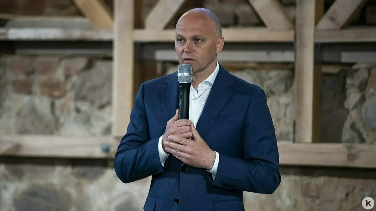 Губернатор заявил, что сначала власти попытаются навести порядок: ввели ограничение скорости и намерены регулировать стоянки и безопасность, а полный запрет возможен только при неэффективности мер.
