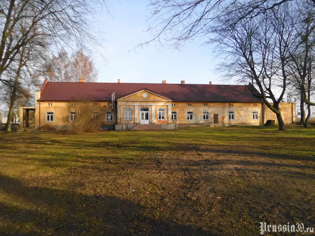 В Калининградской области усадебный дом на ул. Марьина, 21 в посёлке Родники внесён в единый реестр памятников истории и культуры как объект регионального значения.