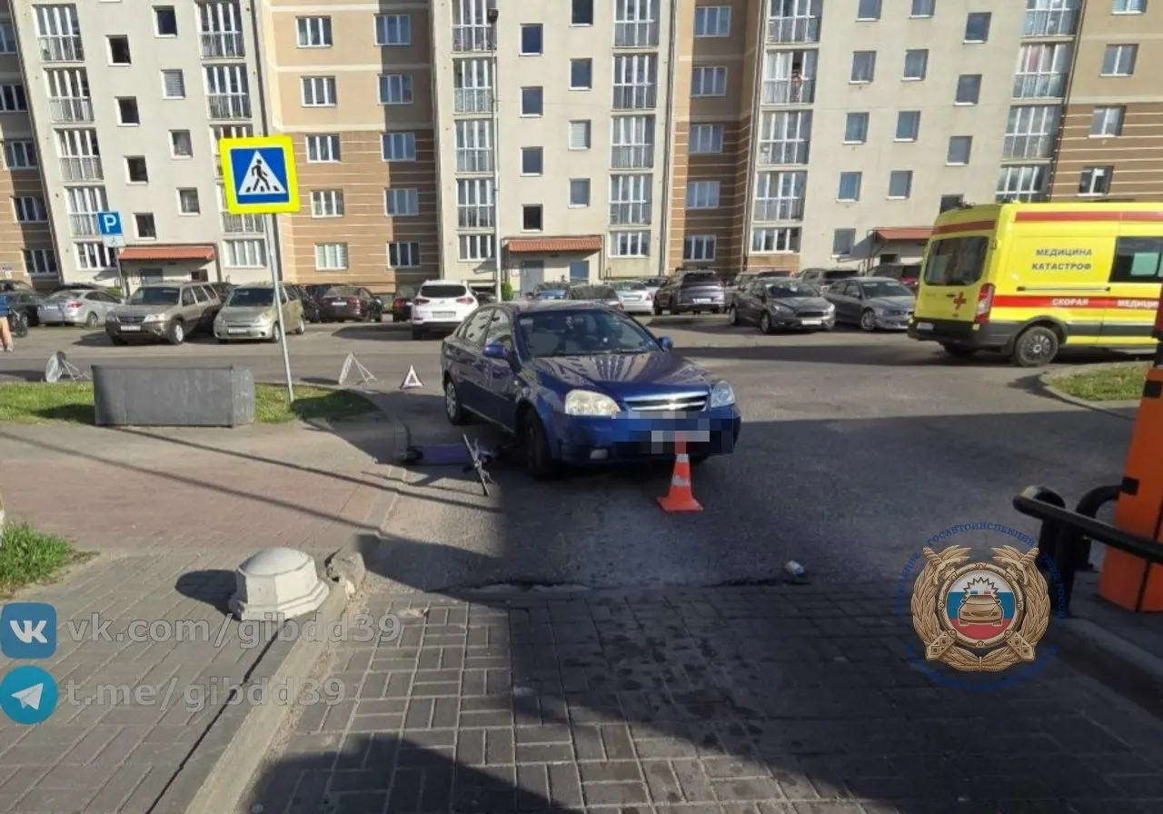 Авария произошла около 17:26 на улице Согласия: 16‑летний подросток получил травмы, на месте работали медики катастроф.