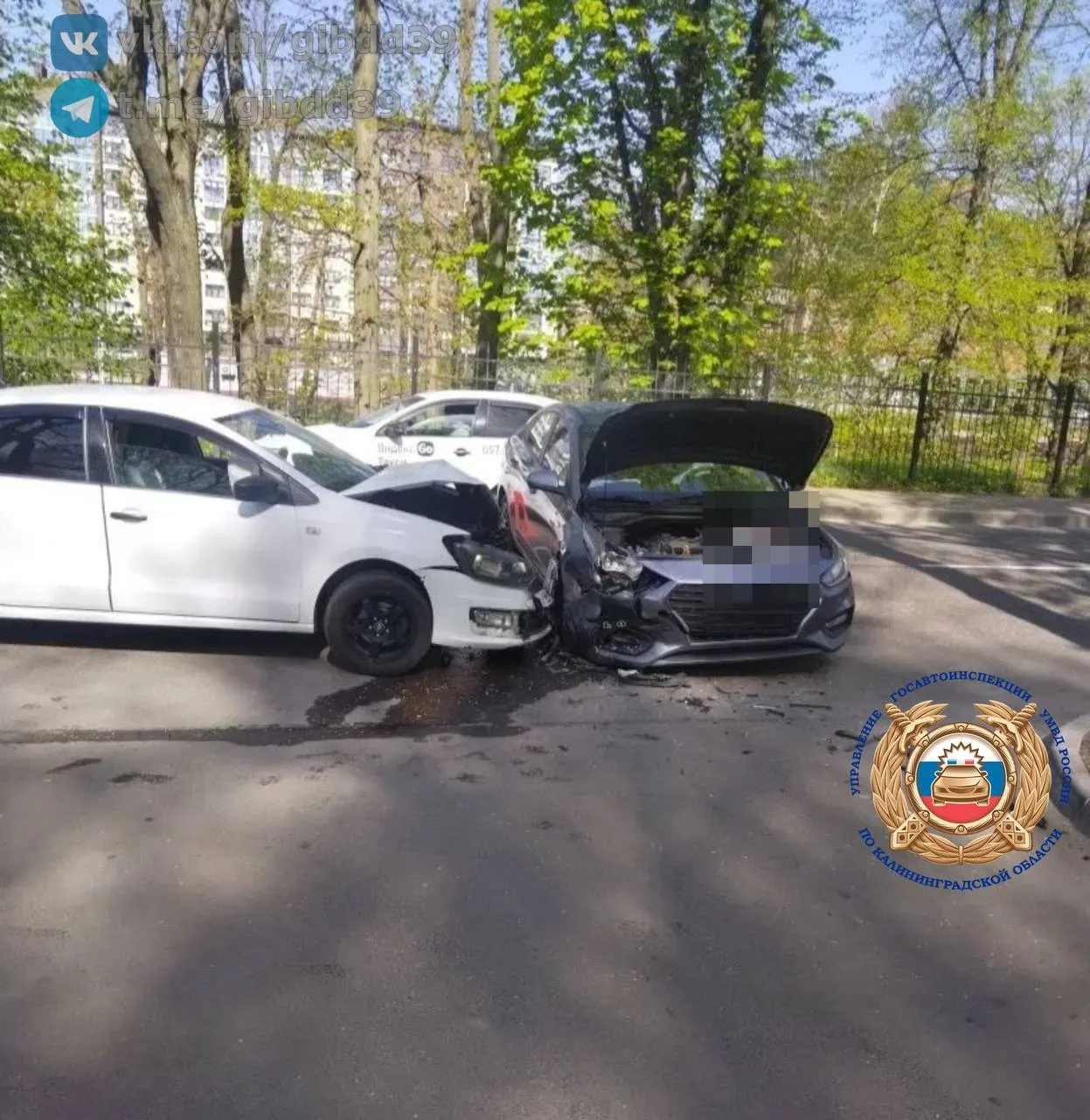 Авария произошла около 9:20 у дома №22А: водитель Hyundai 1956 года рождения при повороте на парковку столкнулась с Volkswagen, ехавшим по встречной полосе. Женщина получила травмы.