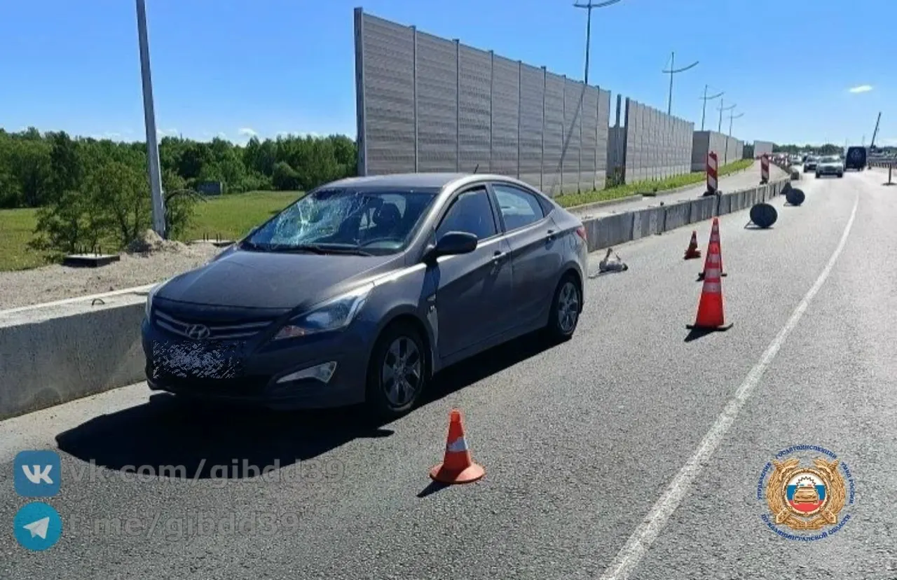 Авария произошла около 14:39: пострадавшего увезли в больницу, инспекторы устанавливают обстоятельства ДТП.