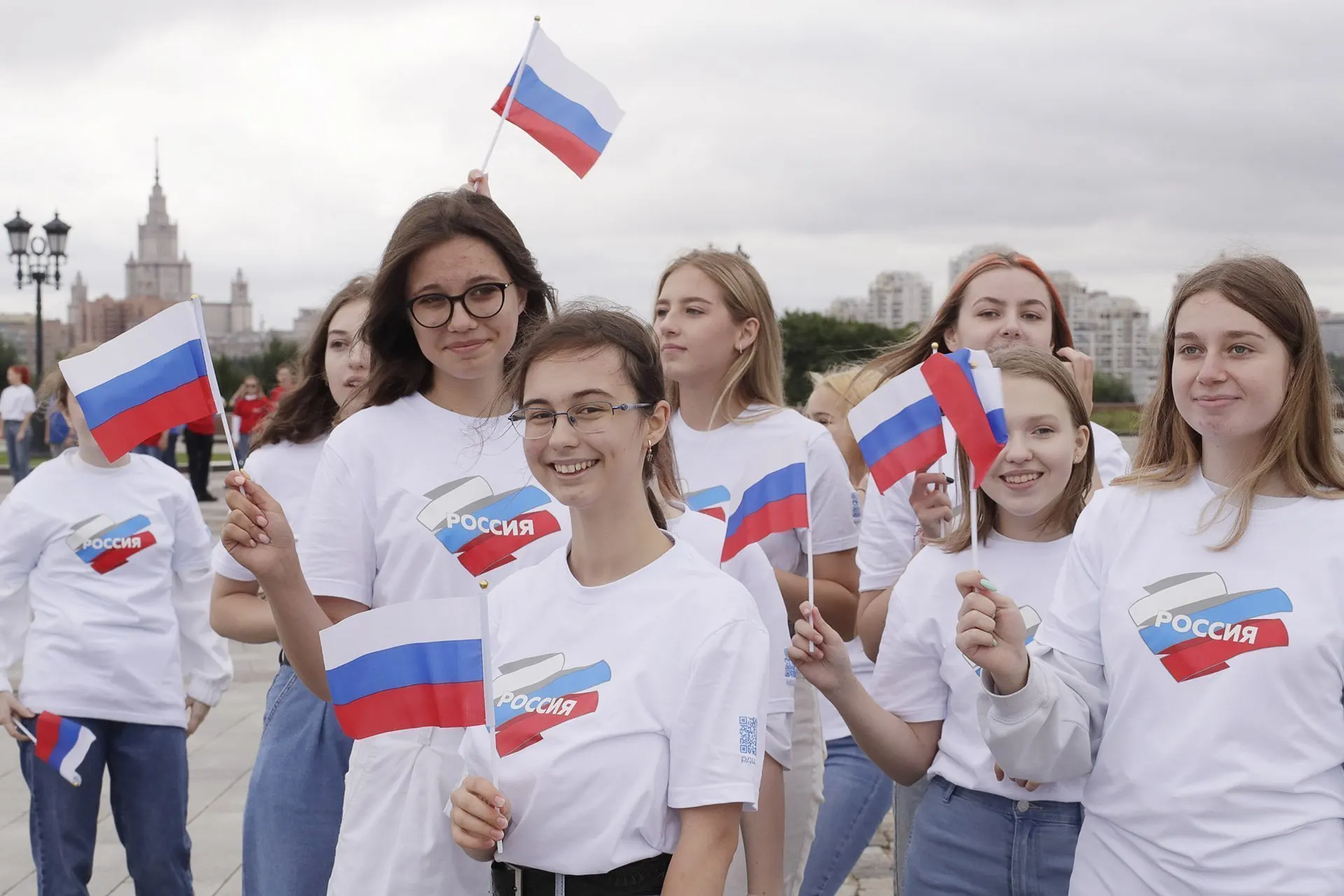 Государство планирует увеличить финансирование патриотических программ до сотен миллиардов рублей, однако методы подсчёта охвата и эффективности критикуются специалистами.