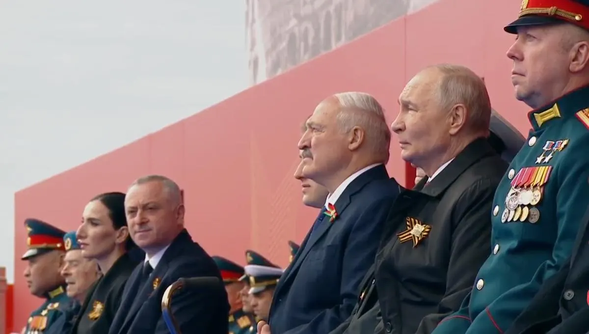 Во время парада Президент назвал День Победы «священным праздником» и связал подвиг советского народа с современной службой участников «специальной военной операции». На трибуне рядом с ним впервые сел ветеран и боец СВО.