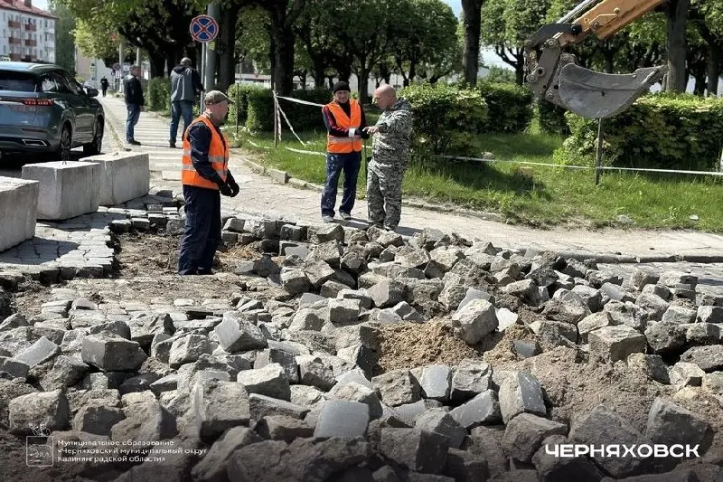 На улице Партизанской в Черняховске стартовали работы в рамках проекта «Пространство человека»: заменяют водопроводные сети, укладывают новый тротуар и готовят масштабную реновацию площади и прилегающей «зелёной» территории площадью 5,2 га.