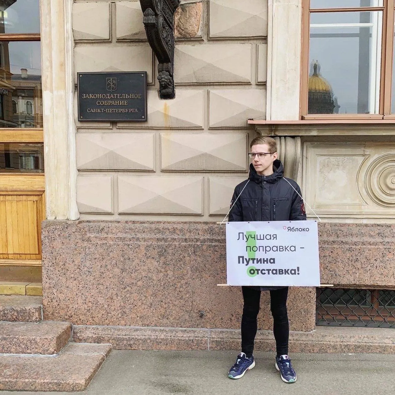 Журналист Вадим Ваганов объявлен в федеральный розыск; точные уголовные статьи пока не названы. Ранее ему выписали штрафы по делу «иностранного агента» и за «ЛГБТ‑пропаганду», а Минюст внёс его в реестр и указал как участника международного ЛГБТ‑движения.