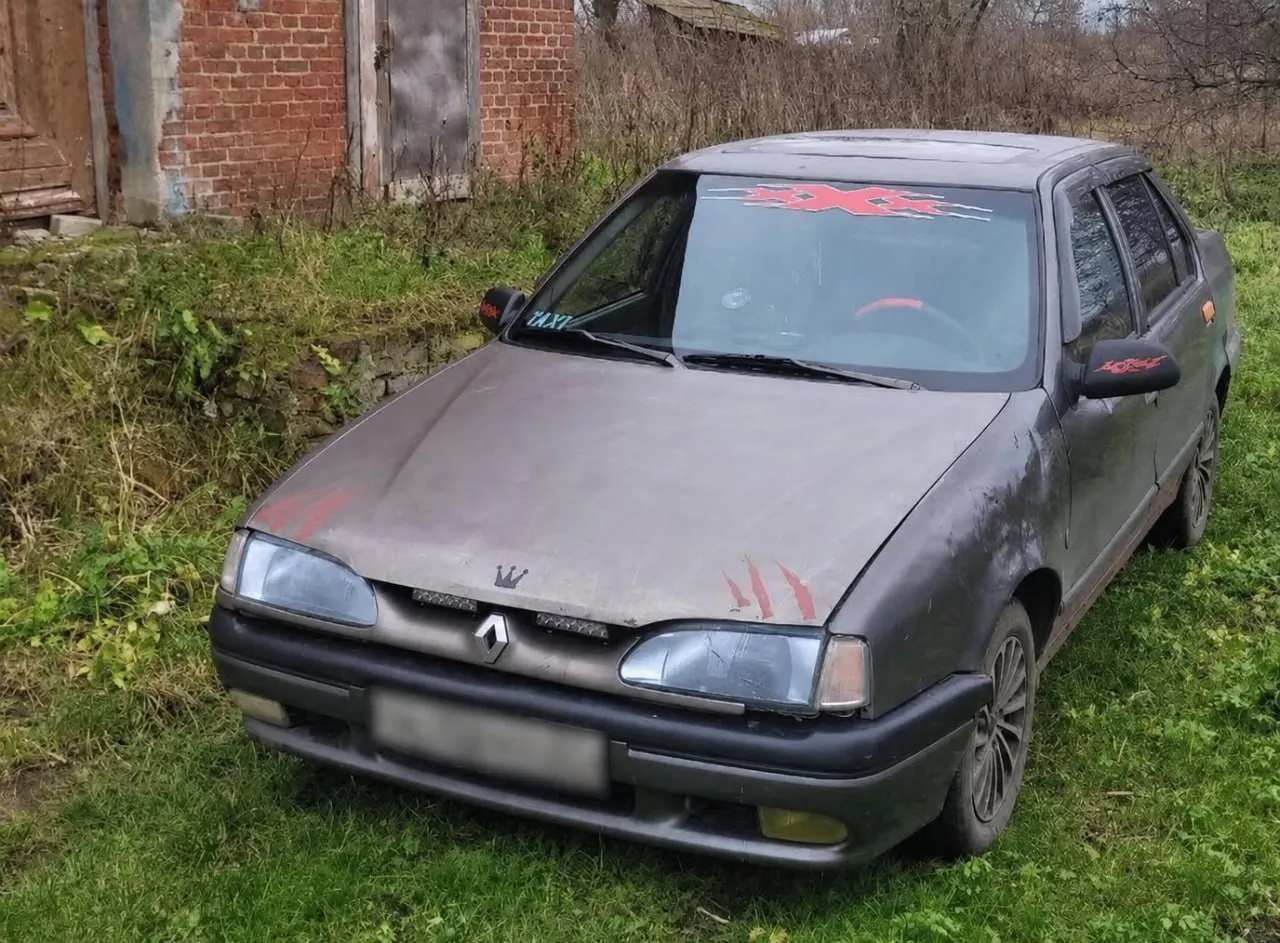 Мужчине прислали постановление об оценке автомобиля и планируют выставить его на продажу для погашения задолженности, которую он не признаёт. Ему также предложили заключить контракт с военкоматом, чтобы погашением покрыть долг.