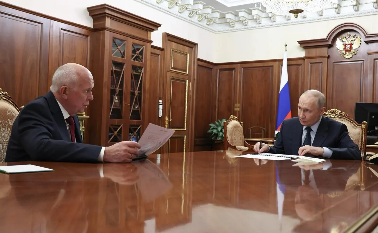 Глава Ростеха сообщил президенту, что массовое производство МС‑21 и Суперджет‑100 начнётся не ранее следующего года; планы по объёмам на 2030‑е годы были пересмотрены.