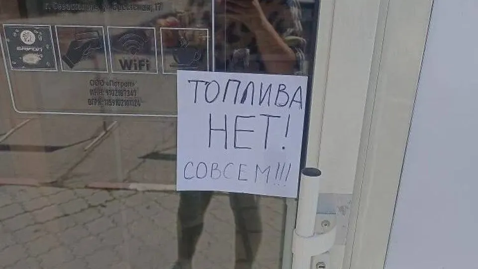 С 31 мая в Крыму устанавливают талоны на бензин марки АИ‑95 и ограничение на розничную продажу АИ‑92 до 20 литров на одно ТС. Меры вводят на фоне перебоев в работе НПЗ и нарушений логистики после ударов по нефтеперерабатывающим мощностям.