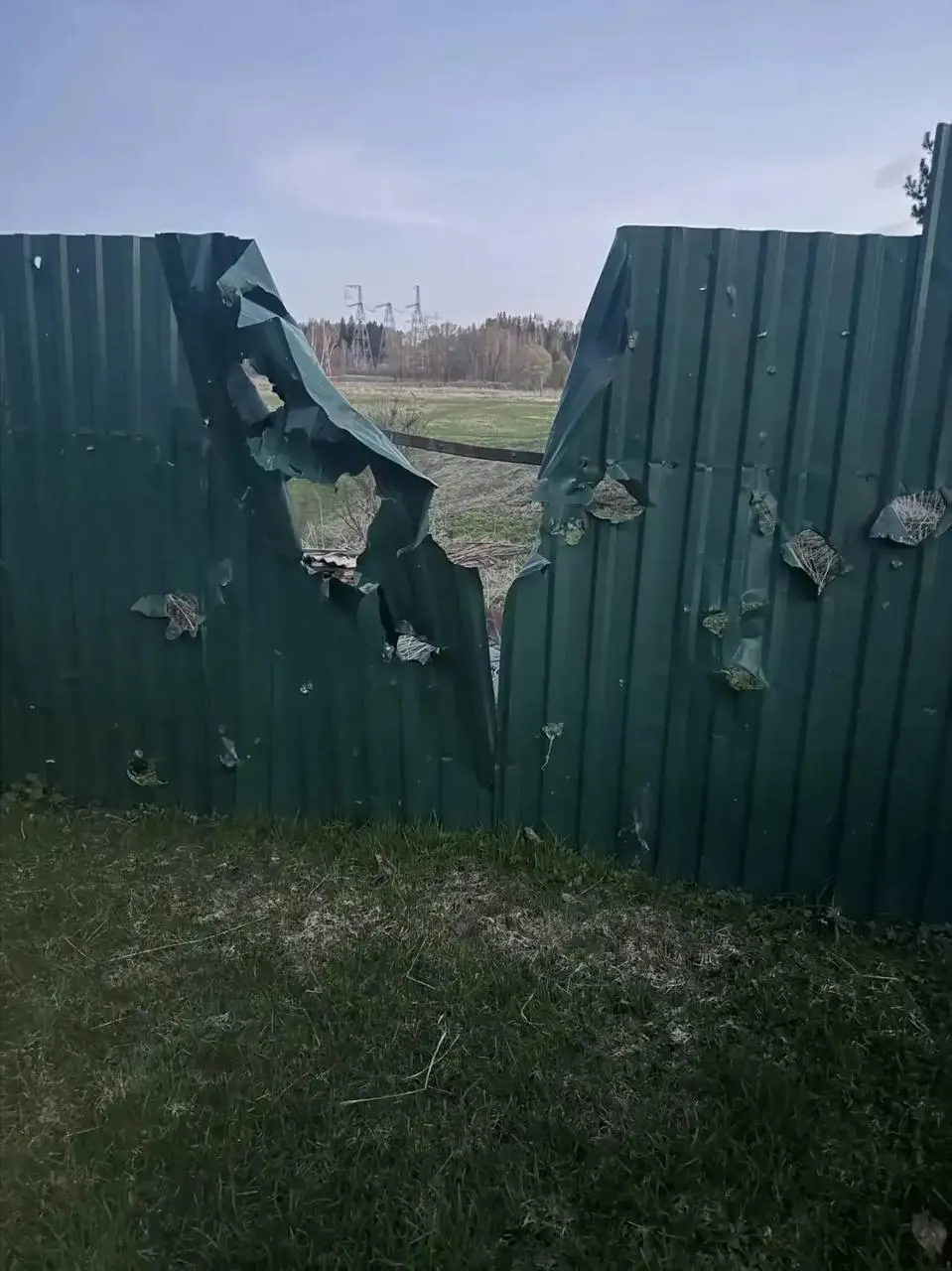 В ночных атаках беспилотников в Подмосковье погиб 77‑летний мужчина. В Ленинградской области и других регионах сообщают о десятках сбитых дронов, перебоях со связью и задержках рейсов.