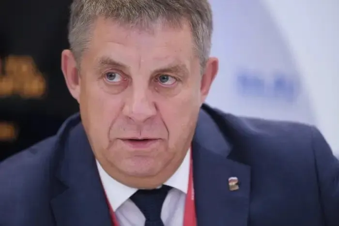 Экс‑губернатор Брянской области Александр Богомаз рассматривается как претендент на вакантный мандат депутата Госдумы. Одновременно обсуждаются другие кадровые перестановки на фоне отставок губернаторов и уголовных дел по стройке оборонительных сооружений.