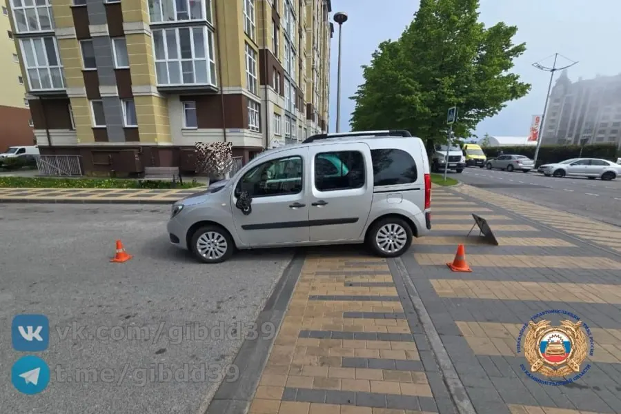 Авария произошла 19 мая около 14:20 на ул. Тургенева: при повороте «Мерседес» наехал на электросамокат. Девочки 2012 и 2014 годов рождения доставлены в медучреждения, по факту проводится проверка.