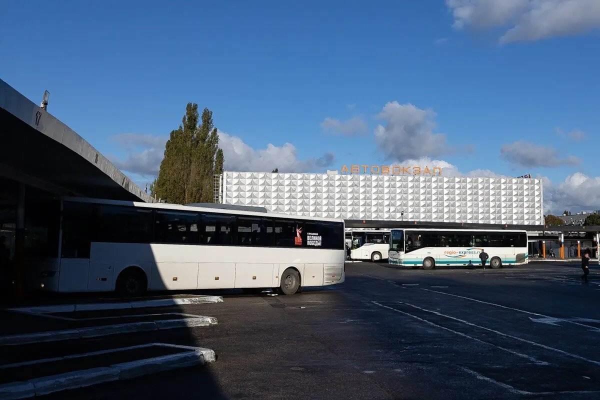 С 15 мая билет на автобус подорожал с 380 до 400 рублей. Пассажиры узнали об изменении уже на автовокзале — уведомлений заранее не было.