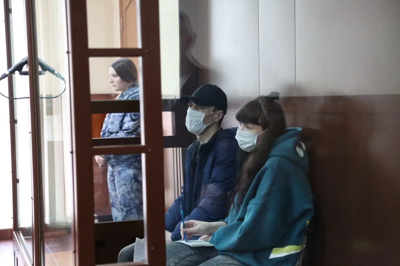 В Калининградском областном суде прокурор потребовал пожизненного для отчима и восьми лет колонии для матери; часть обвинений в отношении обвиняемых была переквалифицирована.