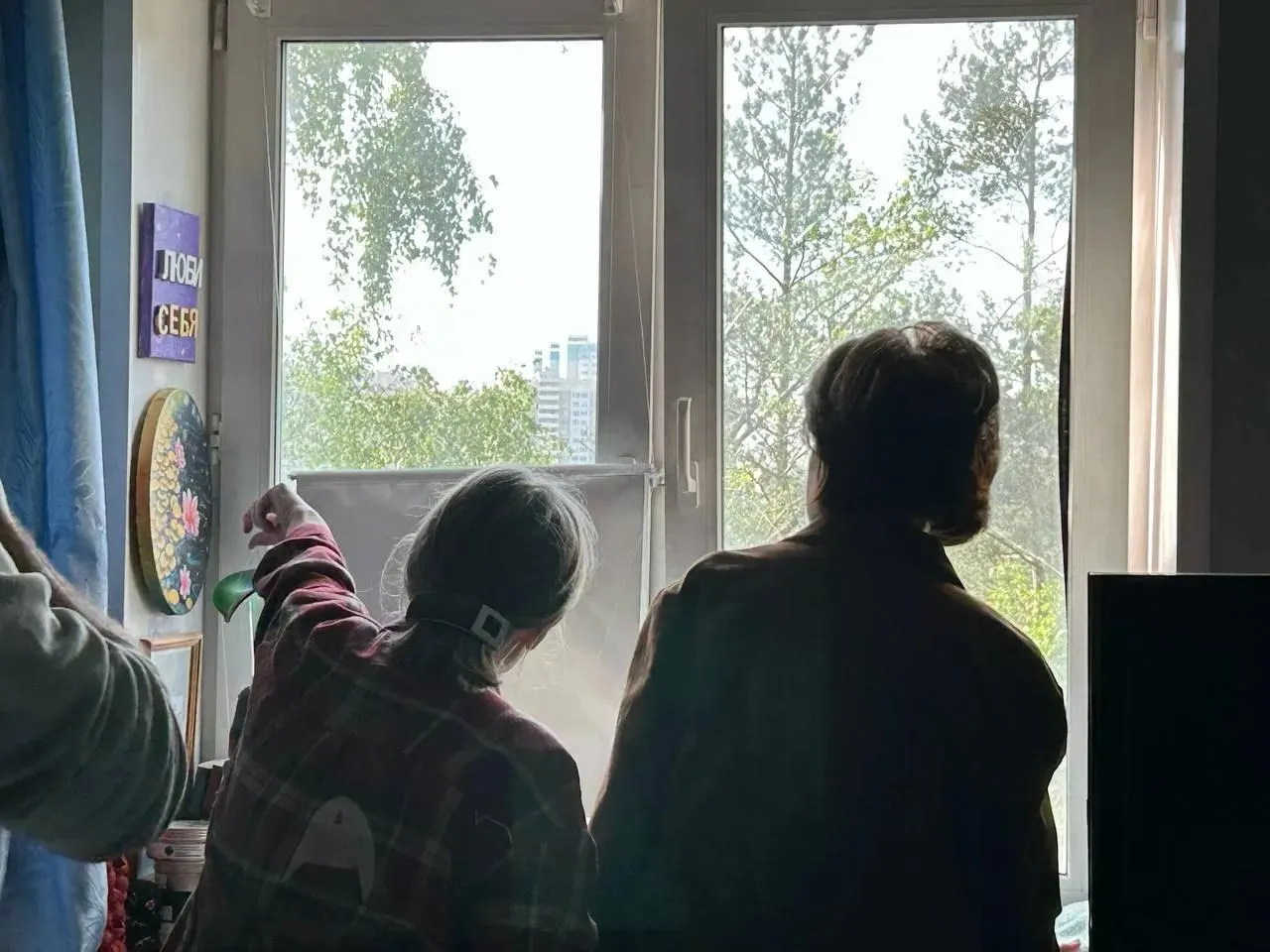 Ночью в Московской области несколько беспилотников поразили жилые дома: в Химках дрон врезался в частный дом — есть погибшая и пострадавшие; также были попадания в многоквартирный дом и другие населённые пункты. По стране за ночь сбили 555 беспилотников.