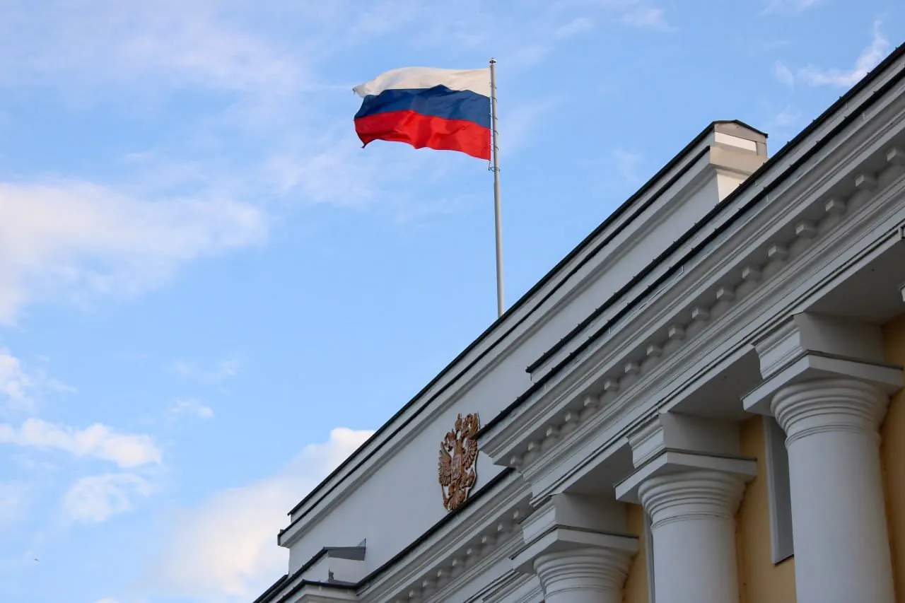 Новый закон предполагает работу с молодёжью, поддержку ветеранских организаций, проведение тематических мероприятий, развитие социальной рекламы и спортивные инициативы для укрепления связи поколений и сохранения традиционных ценностей.