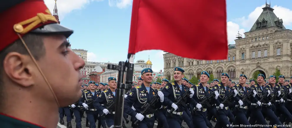 В ряде городов парады и салюты 9 мая отменены или сокращены: власти ссылаются на соображения безопасности, эксперты указывают на перегруженность техники на фронте и ожидаемые политические последствия.