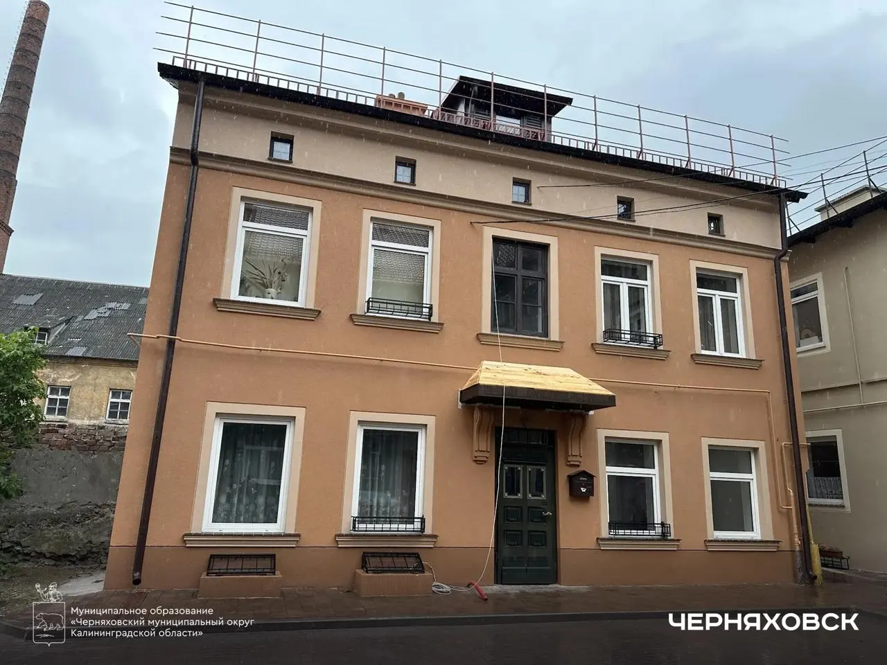 На улице Театральной, 14а и 14б, близятся к завершению работы по ремонту фасадов и крыш: применяют современные технологии и сертифицированные материалы, муниципалитет держит ситуацию под контролем.