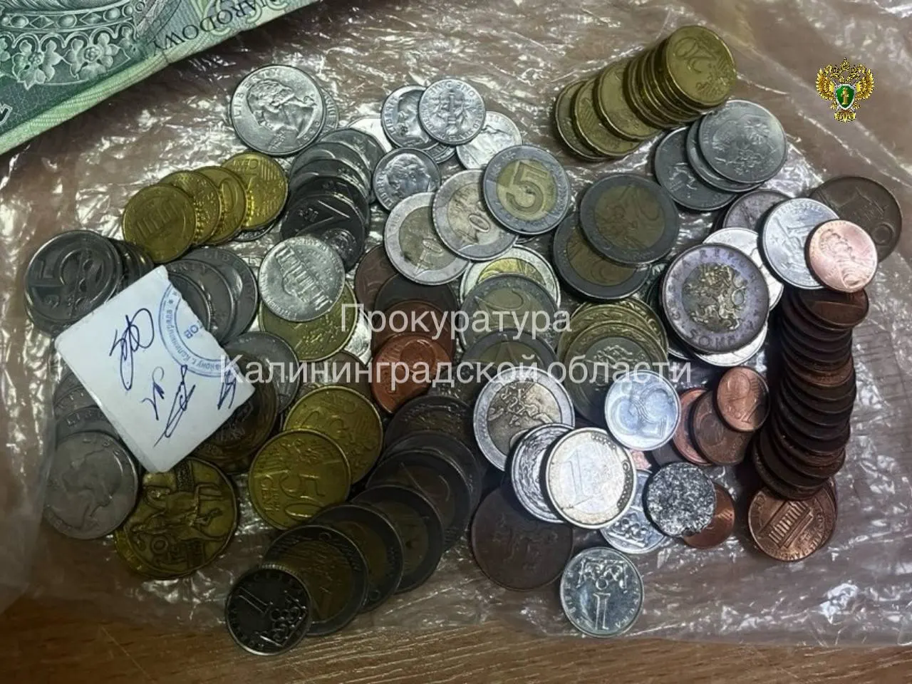Суд признал виновным мужчину, который в декабре 2024 года вместе со знакомыми проник в частный дом и похитил деньги, ювелирные украшения и редкие коллекционные монеты на сумму более 25 млн рублей. Подсудимому назначили пять лет колонии общего режима и взыскали причинённый ущерб.